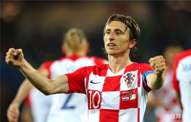 字母哥谈七连败：任何人不该只打着自己的小算盘，必须专注赢球