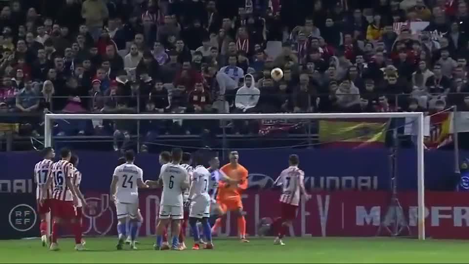 甘超对阿奇姆彭做闭嘴手势，钟义浩扳平比分后做同样手势回击