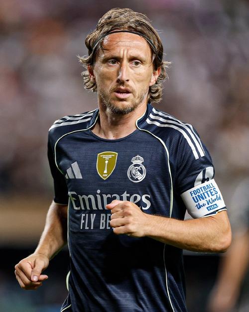 一日意甲动向：国米大胜科莫晋级榜首，米兰中锋实在是太令人发愁