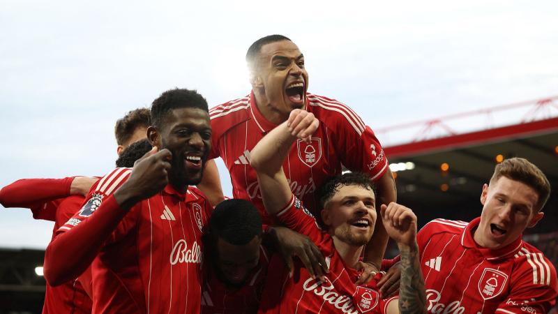 躺着进球，热那亚前锋科隆博在倒地情况下一脚完成破门