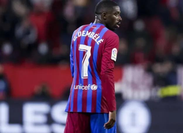 凯尔特人小球迷和远道而来的瑞士年轻人球迷互动